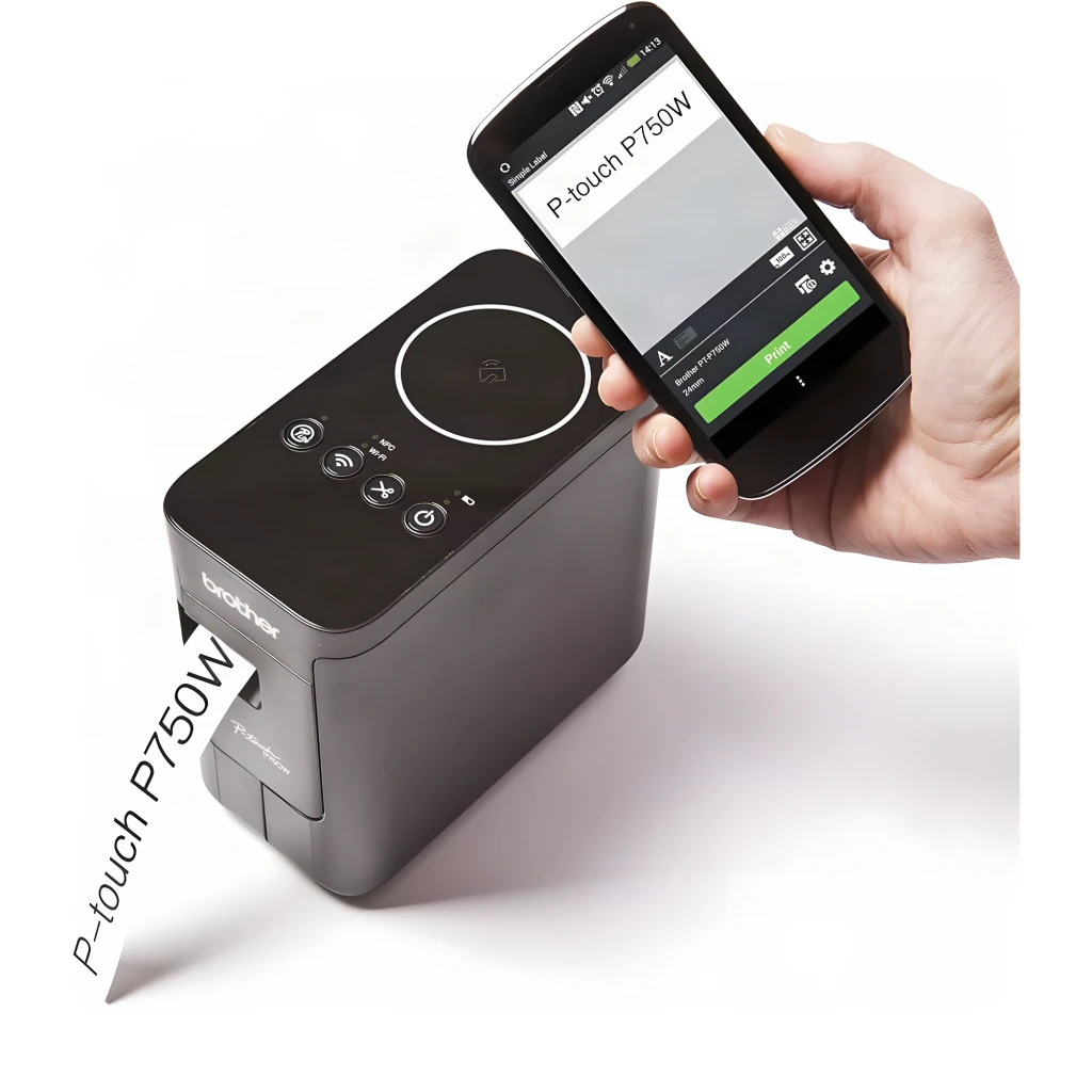Rotuladora Brother PT-P750W WiFi Negro, en uso: mano con smartphone imprimiendo etiqueta vía app