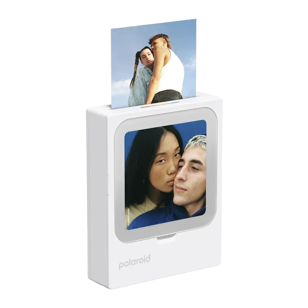 Impresora fotográfica Polaroid Hi-Print 3x3 Sublimación Bluetooth Blanco, detalle: foto saliendo por la ranura superior