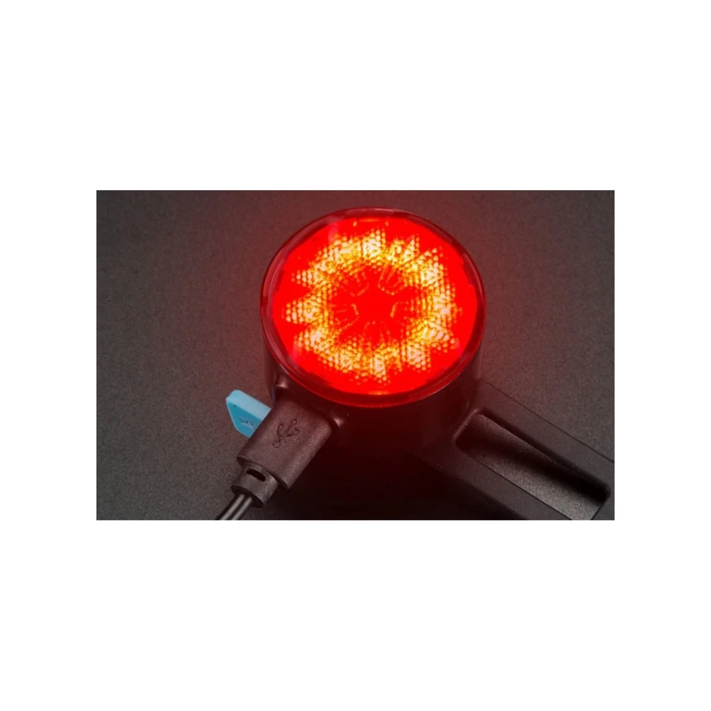 Luz trasera Superfire BTL05 Rojo 4h Micro-USB, en uso: lente circular encendida en rojo intenso con cable Micro-USB conectado