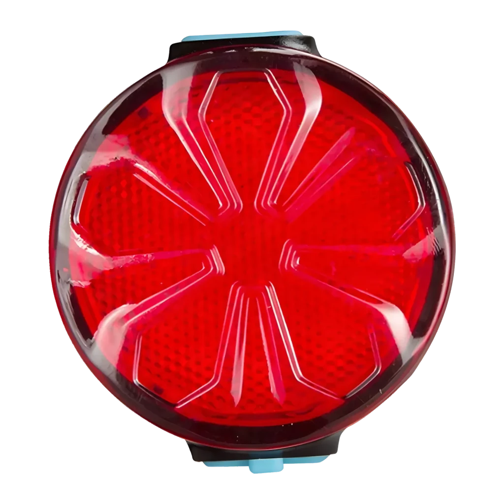 Luz trasera Superfire BTL05 Rojo 4h Micro-USB, detalle frontal: lente circular roja con patrón reflectante y clip azul