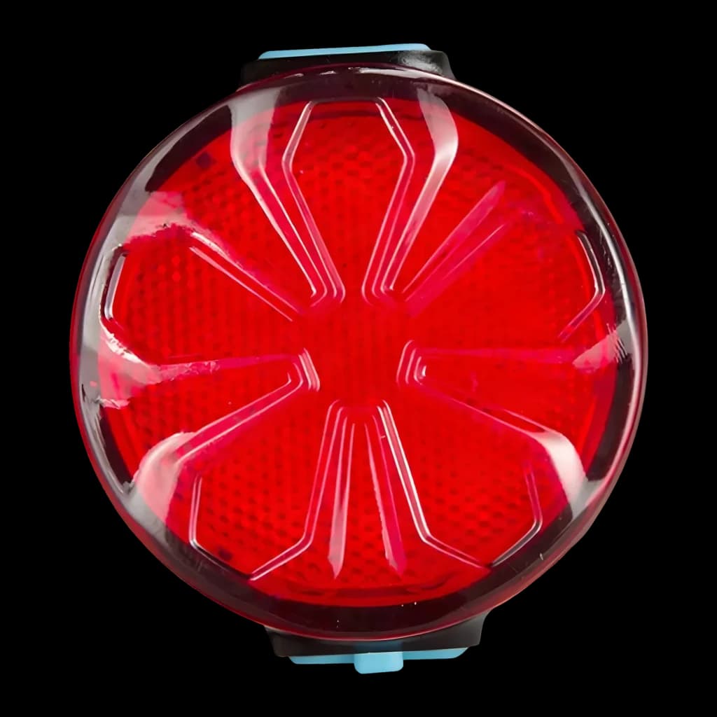 Luz trasera Superfire BTL05 Rojo 4h Micro-USB, detalle frontal: lente circular roja con patrón reflectante y clip azul