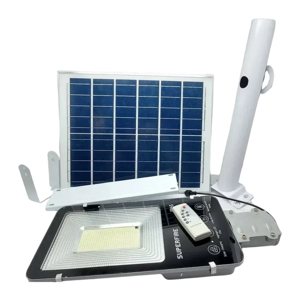 Lámpara solar Superfire 1200lm 120m² FF5-C, detalle: foco LED, panel solar, soporte y mando a distancia sobre fondo negro