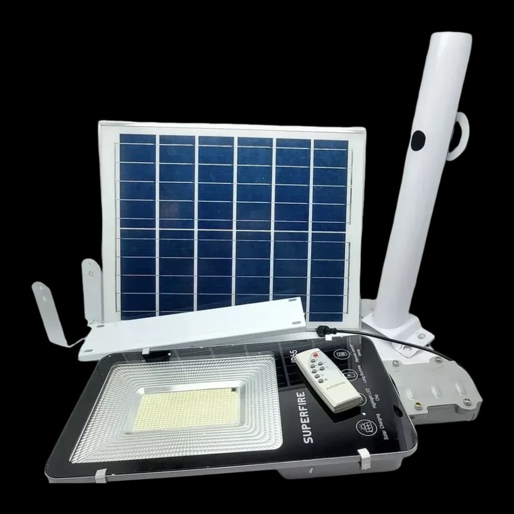 Lámpara solar Superfire 1200lm 120m² FF5-C, detalle: foco LED, panel solar, soporte y mando a distancia sobre fondo negro