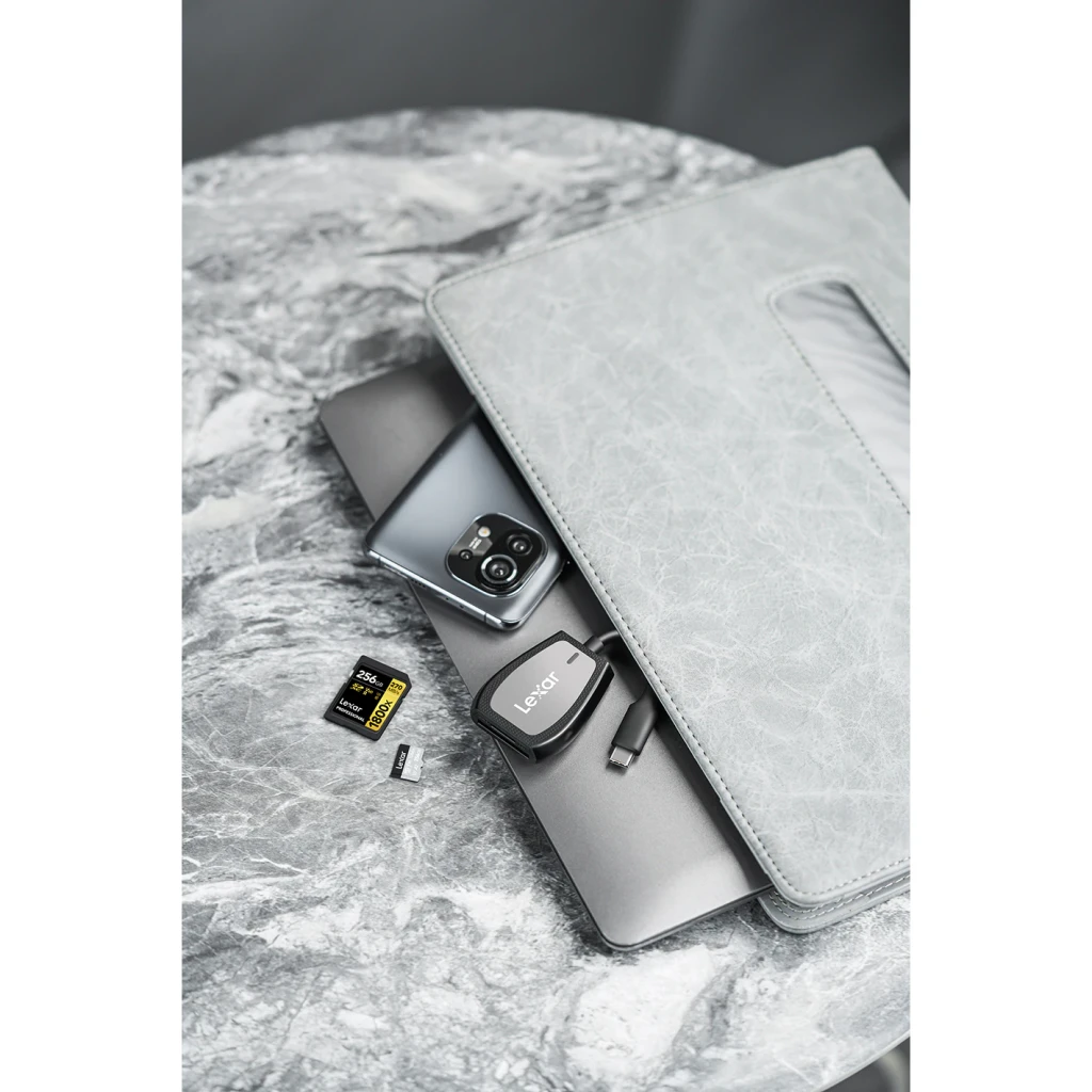 Lecteur de cartes Lexar Dual-Slot SD/microSD Memory Card Reader USB-C LRW470U, en utilisation: lecteur câble USB-C