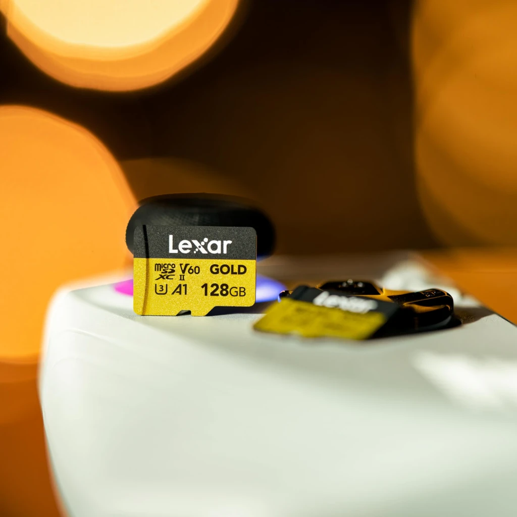 Carte microSD Lexar Professional Gold microSDXC 128Go V60 U3 UHS-II, en situation: carte dorée avec adaptateur sur manette