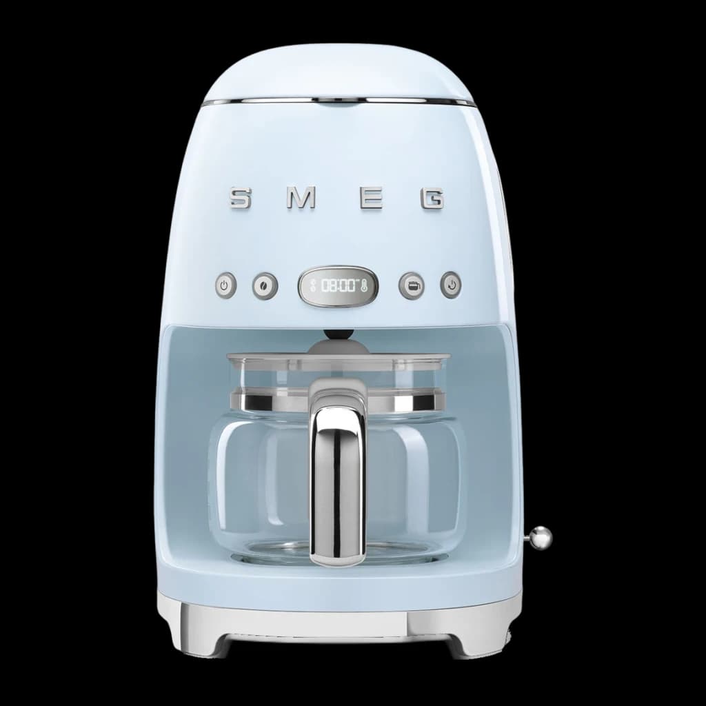 Cafetière filtre Smeg 1,4L 10 tasses 1050W Bleu DCF02PBEU, vue de face: logo chromé, écran digital et carafe en verre