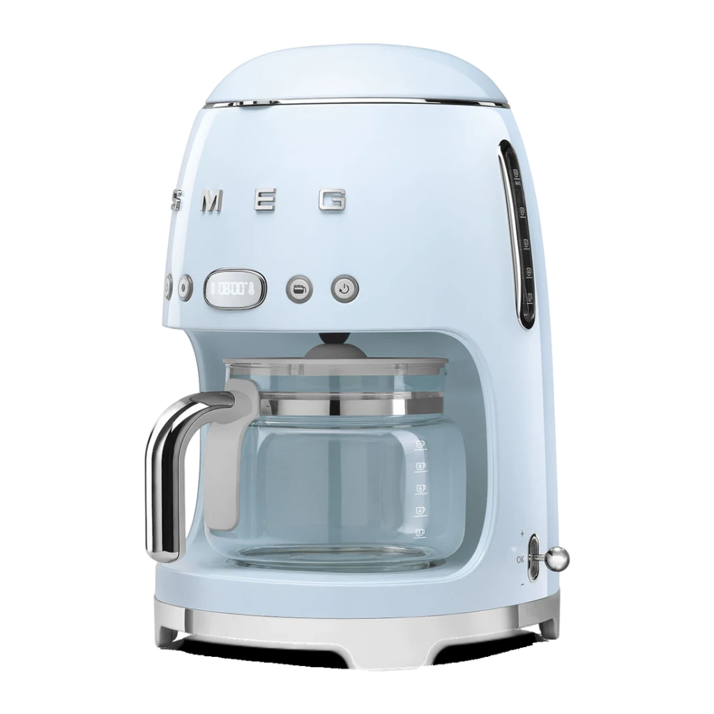Cafetière filtre Smeg 1,4L 10 tasses 1050W Bleu DCF02PBEU, détail: vue latérale avec carafe en verre, logo chromé et panneau