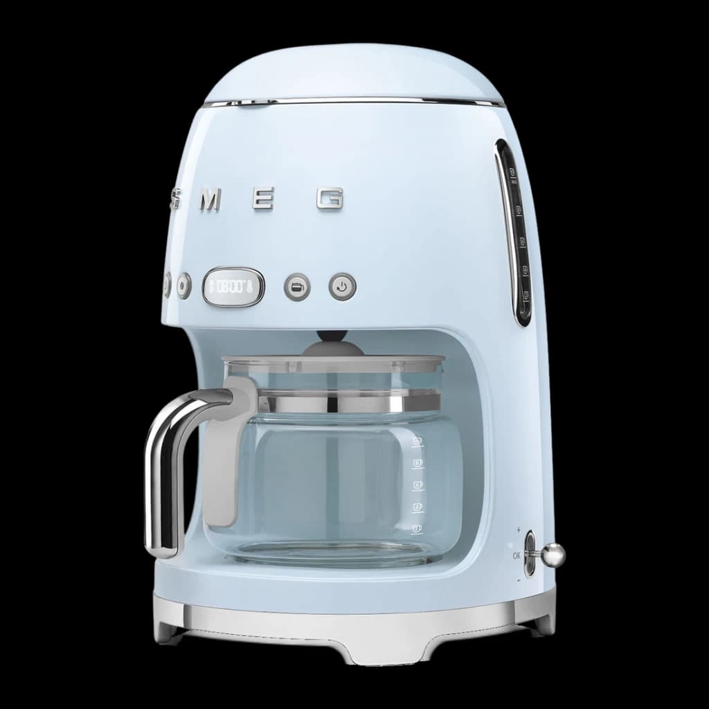 Cafetière filtre Smeg 1,4L 10 tasses 1050W Bleu DCF02PBEU, détail: vue latérale avec carafe en verre, logo chromé et panneau