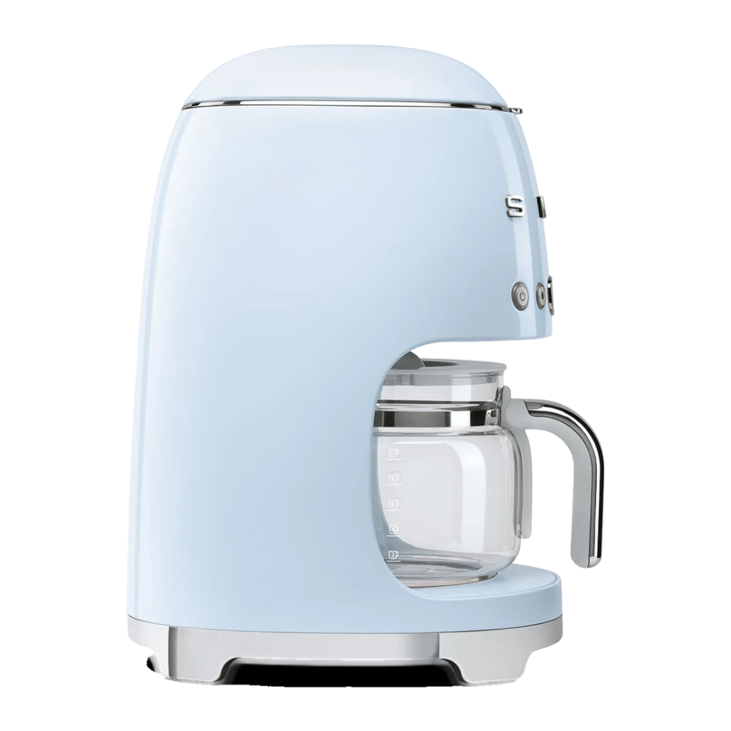 Cafetière filtre Smeg 1,4L 10 tasses 1050W Bleu DCF02PBEU, vue arrière: côté avec carafe en verre, logo chromé et socle