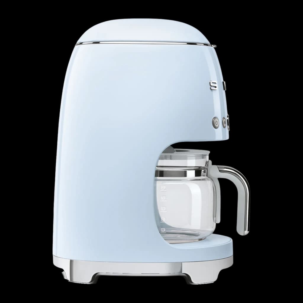 Cafetière filtre Smeg 1,4L 10 tasses 1050W Bleu DCF02PBEU, vue arrière: côté avec carafe en verre, logo chromé et socle