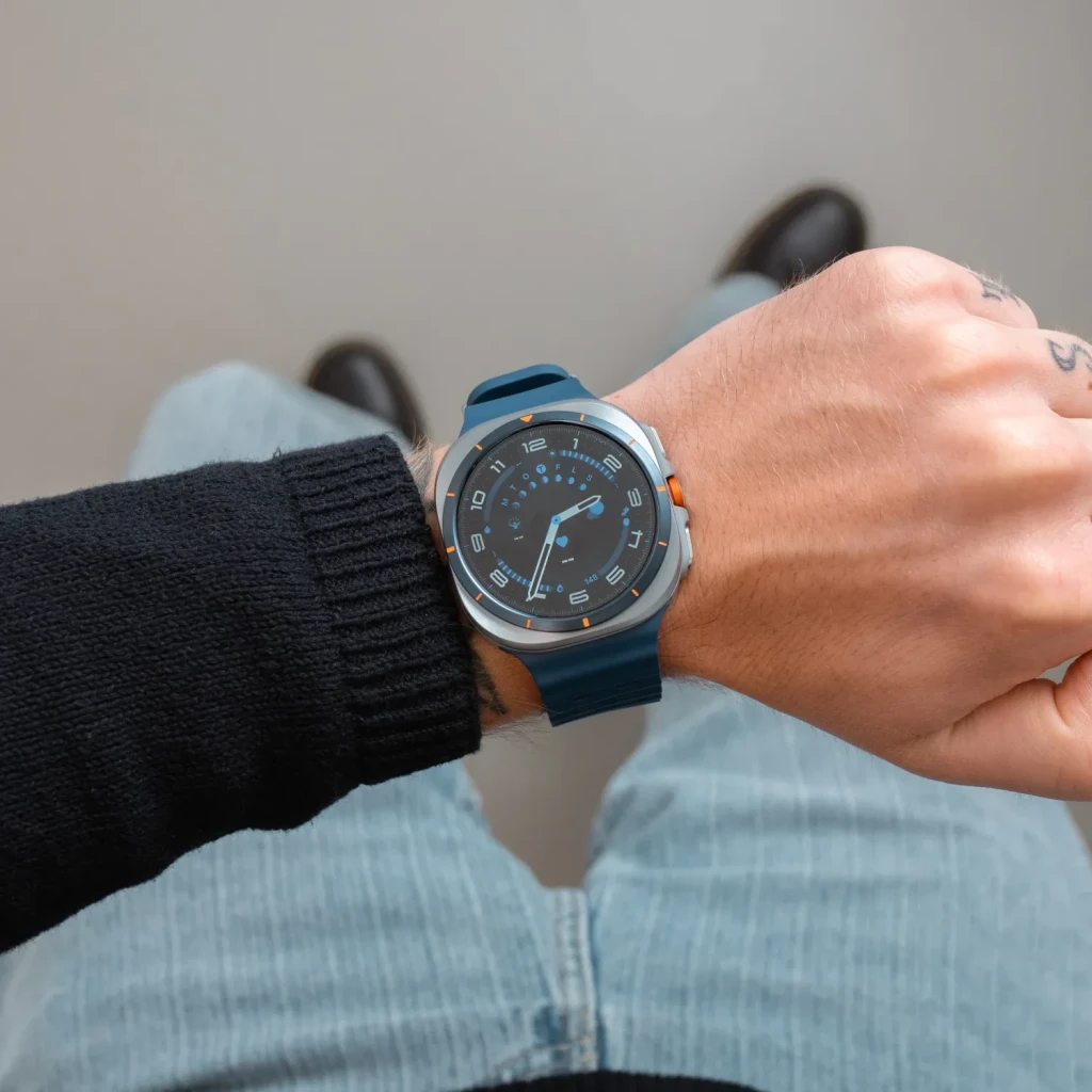 Samsung Galaxy Watch Ultra 47mm 64GB LTE eSIM Azul Titanio Tensión arterial, en uso: reloj en muñeca con esfera azul