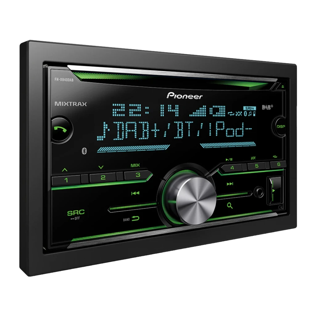 Autorradio Pioneer Negro 2DIN FH-X840DAB, detalle: pantalla iluminada en azul con botones y mando verde