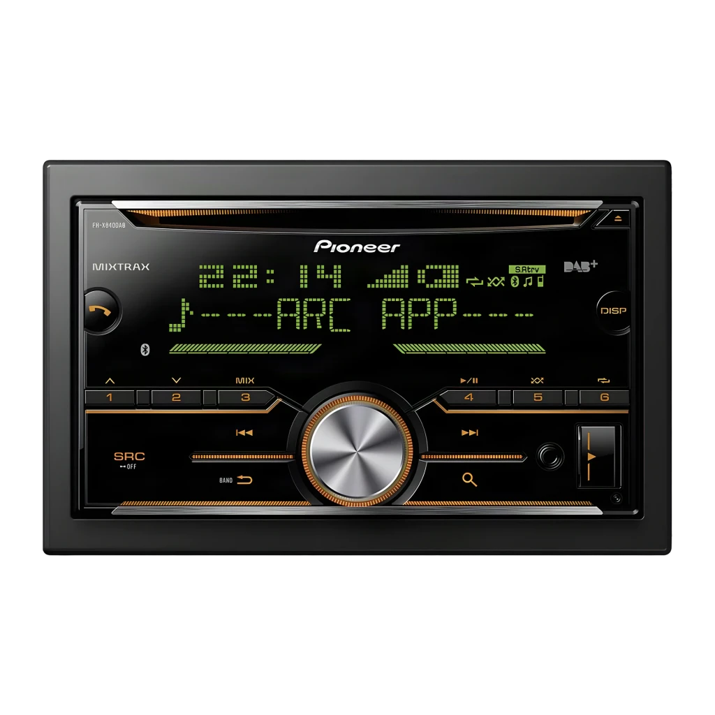Autorradio Pioneer Negro 2DIN FH-X840DAB, detalle: pantalla iluminada en verde con hora, iconos DAB+ y mando central cromado