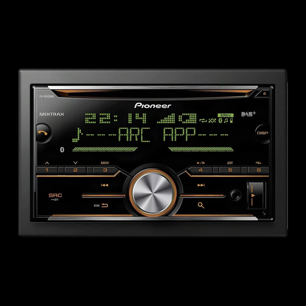 Autoradio Pioneer Noir 2DIN FH-X840DAB, détail: écran vert affichant l'heure, icônes DAB+ et bouton central chromé
