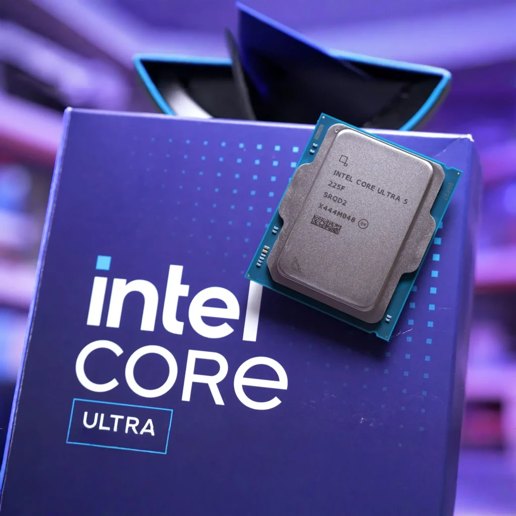 Intel Core Ultra 5 225F 10 Cœurs LGA1851 Box, en utilisation: processeur posé sur la boîte bleue Intel Core Ultra
