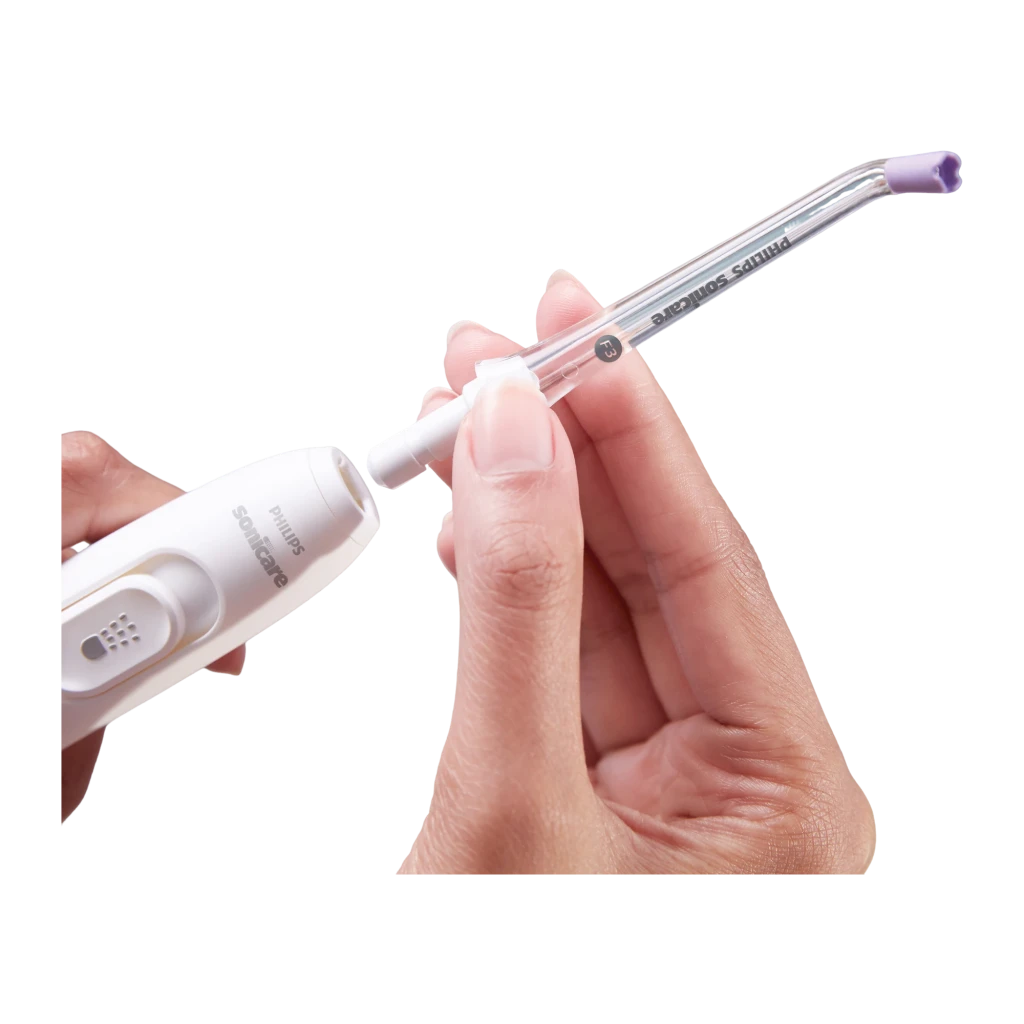 Irrigador dental Philips Sonicare Power Flosser 7000 Sin Cable Batería Blanco HX3911/40, detalle: manos insertando boquilla