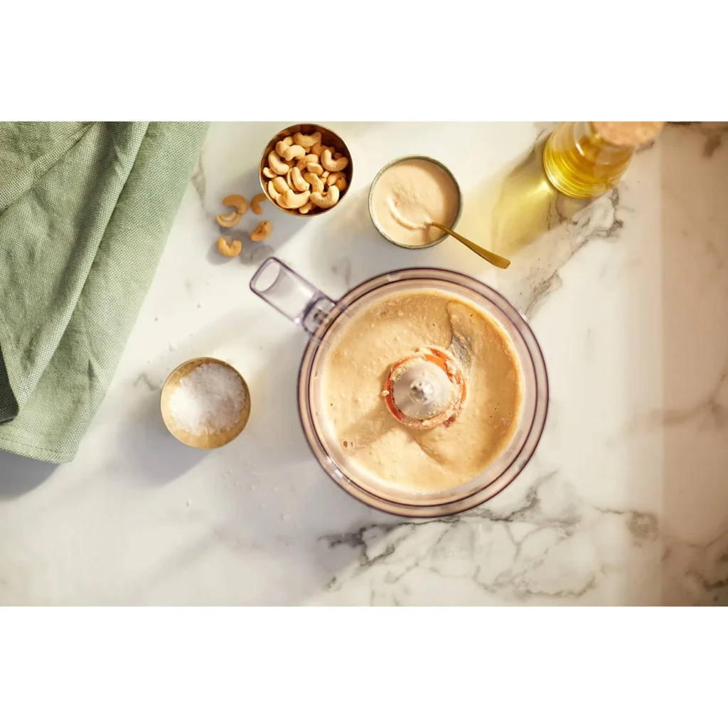 Robot de Cozinha Philips Daily Collection 2,1L 700W 2 Velocidades + Turbo Branco HR7310/00, vista superior: tigela com creme