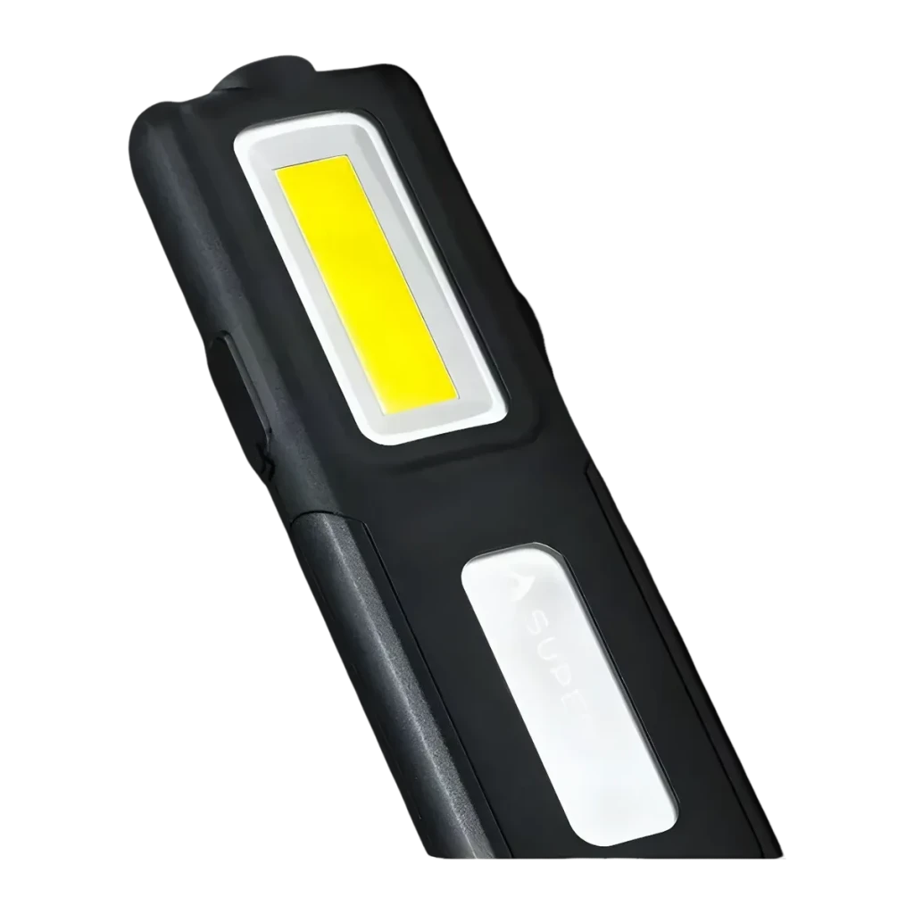 Linterna LED Superfire G12 Recargable 566lm 100m negra, detalle: panel COB lateral encendido y botón con logo Superfire