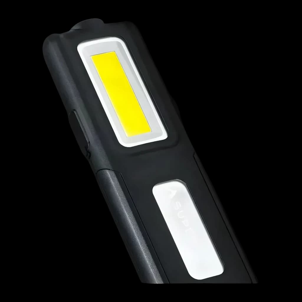 Lampe LED Superfire G12 Rechargeable 566lm 100m noire, détail: panneau COB latéral allumé et bouton avec logo Superfire