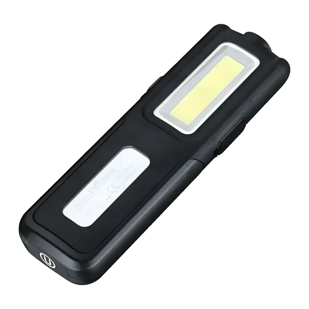 Linterna LED Superfire G12 Recargable 566lm 100m negra, detalle: panel COB lateral encendido y etiqueta Superfire en cuerpo