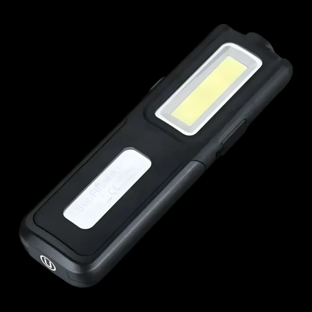 Lampe LED Superfire G12 Rechargeable 566lm 100m noire, détail: panneau COB latéral allumé et étiquette Superfire sur corps