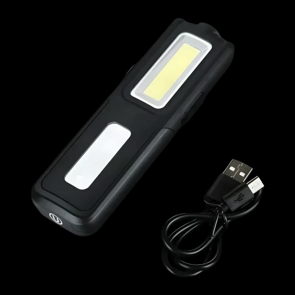 Lampe LED Superfire G12 Rechargeable 566lm 100m, détail: panneau COB allumé, LED frontale et câble USB inclus