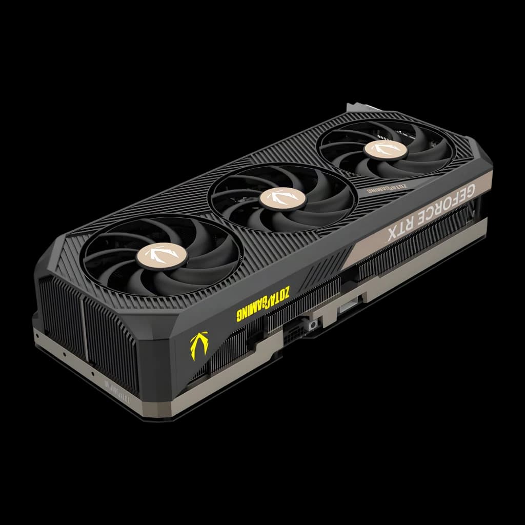 ZOTAC Gaming GeForce RTX 5090 Solid 32 Go GDDR7 Noir, vue de face: triple ventilateur à moyeu doré, logo jaune ZOTA GAMING