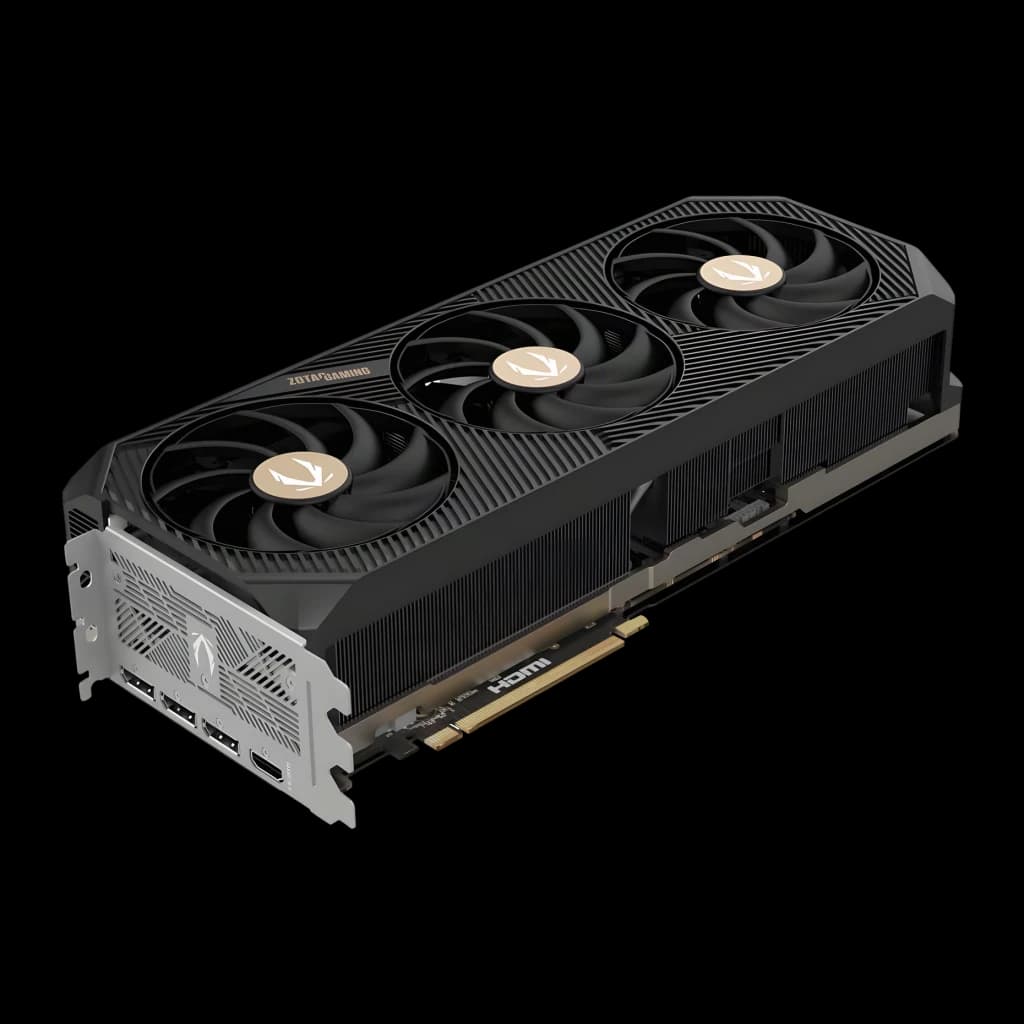 ZOTAC Gaming GeForce RTX 5090 Solid 32 Go GDDR7 Noir, détail: vue en perspective avec trois ventilateurs et équerre