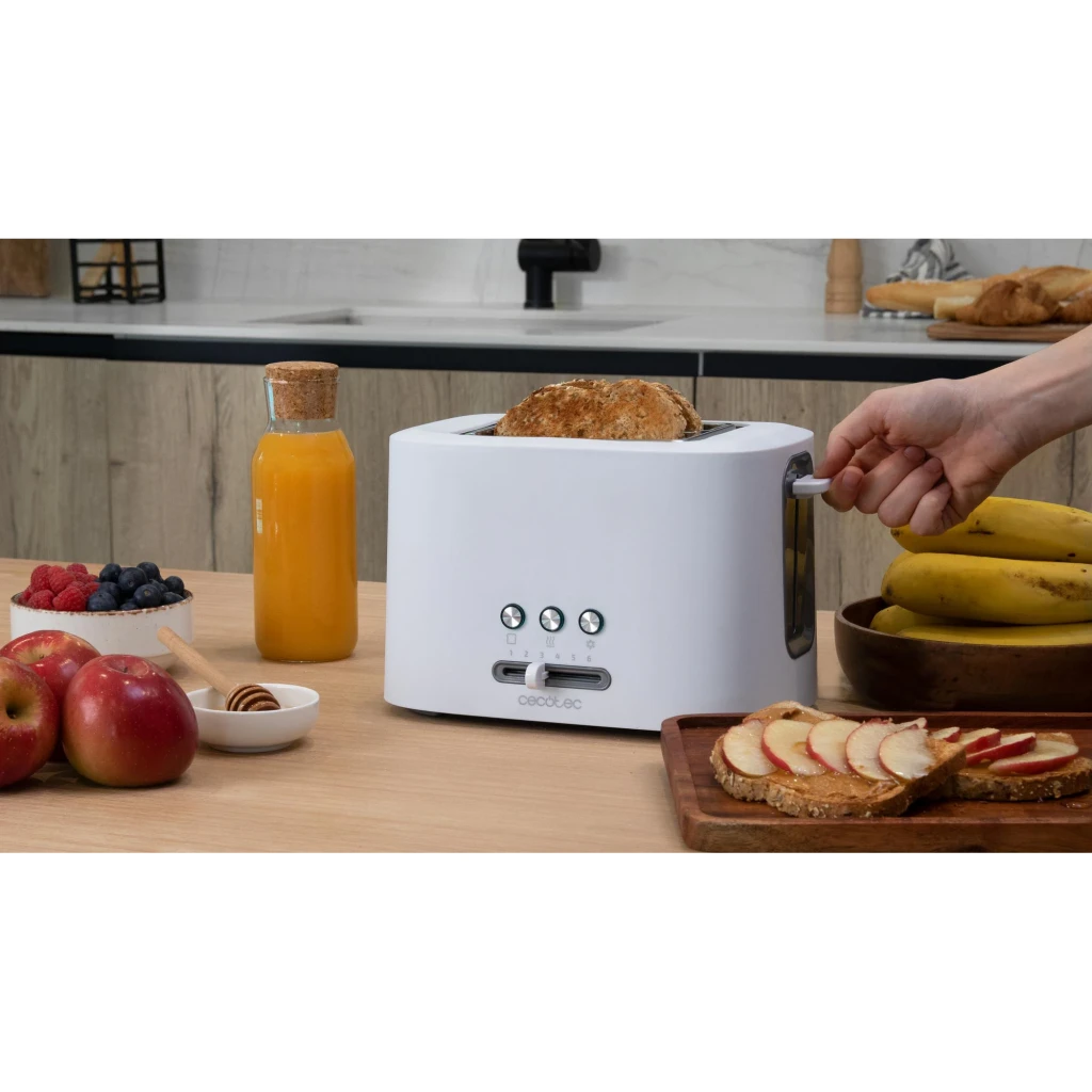 Tostadora Cecotec Toast&Taste 9000 Double White 980W 2 Ranuras en uso: mano bajando palanca con tostada en ranura, cocina