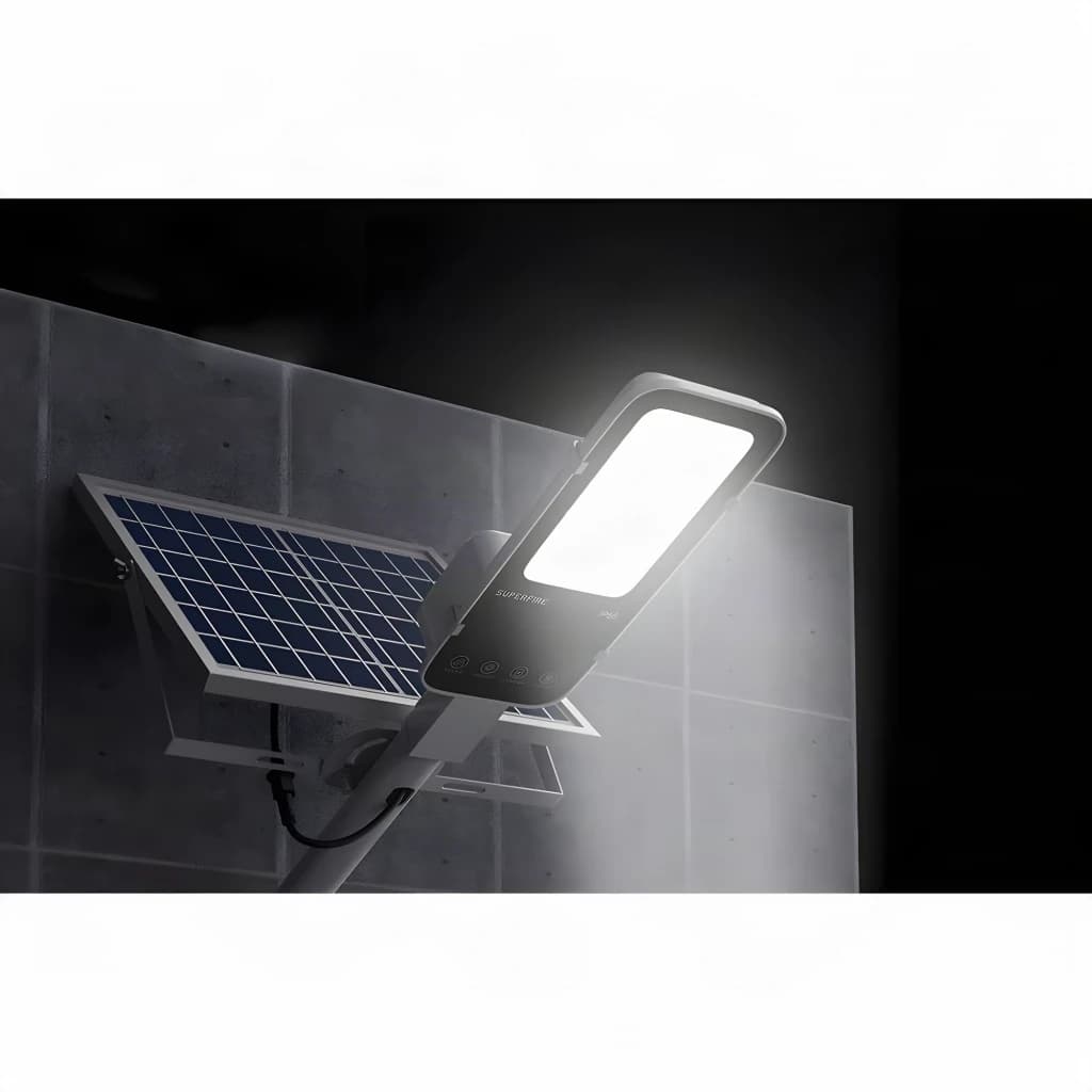 Lampe Solaire Superfire Batterie rechargeable 5000mAh 500lm FF5-A, en usage: fixée sur poteau extérieur de nuit, panneau