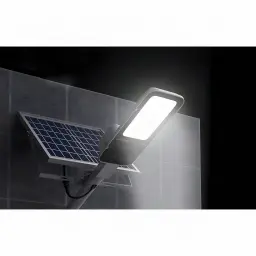 Lampe Solaire Superfire Batterie rechargeable 5000mAh 500lm FF5-A, en usage: fixée sur poteau extérieur de nuit, panneau