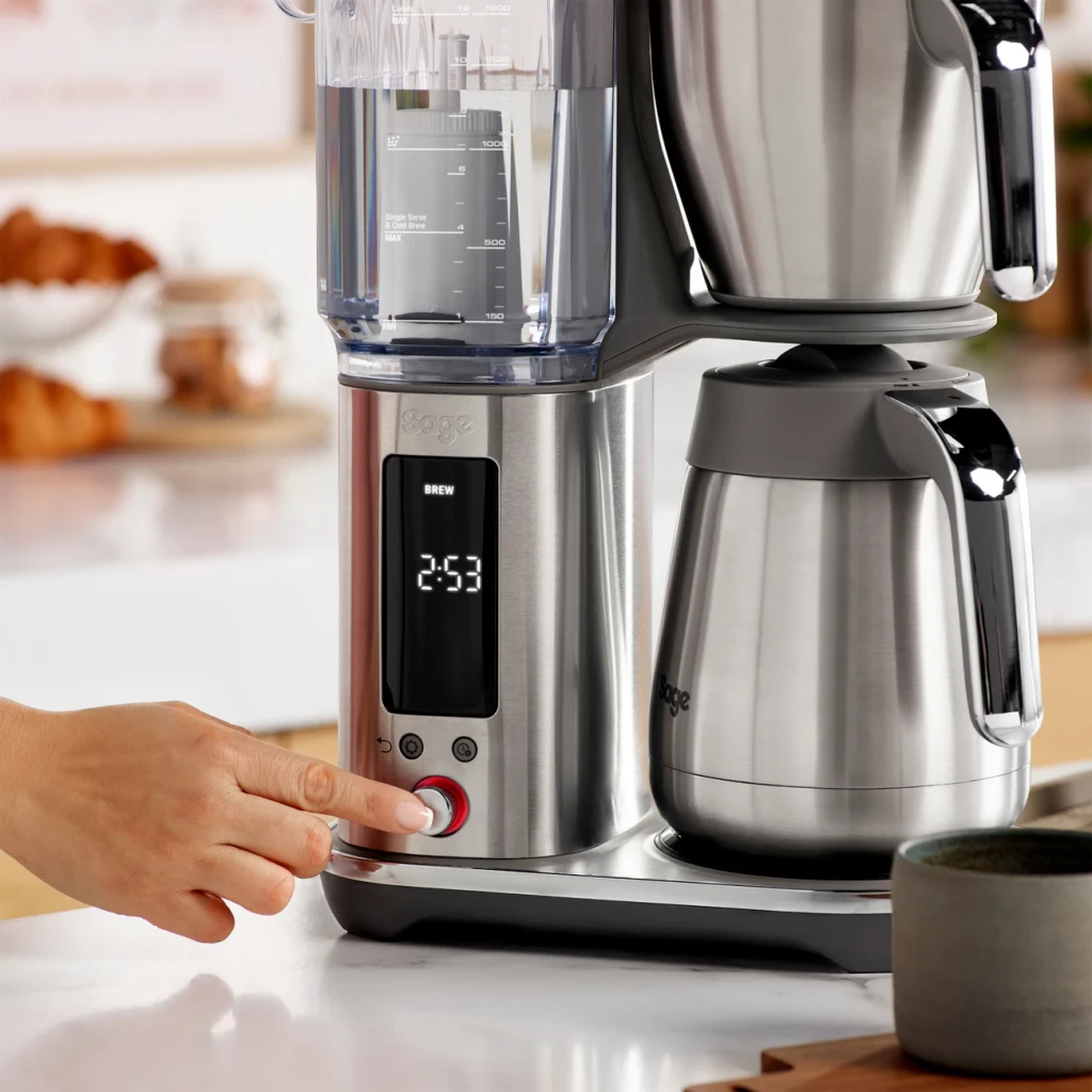 Cafetera de Goteo Sage Appliances the Luxe Brewer Thermal 1,8L 1650W Acero Inoxidable SDC465BSS4EEU1, en uso: mano pulsando
