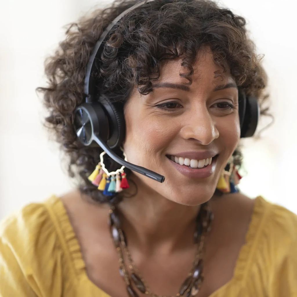 Casque Poly Voyager 4320 UC USB-A Serre-tête Bluetooth 5.1 47h Noir, en utilisation: femme souriante avec micro-perche