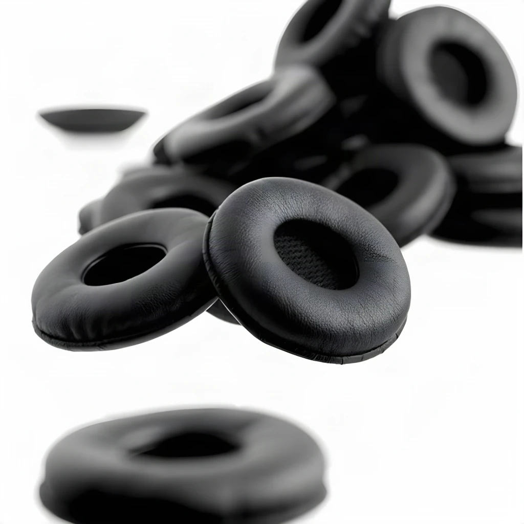 Almohadillas de repuesto Jabra Biz 2300 Pack 10 unidades Negro, en uso: varias almohadillas negras de cuero apiladas