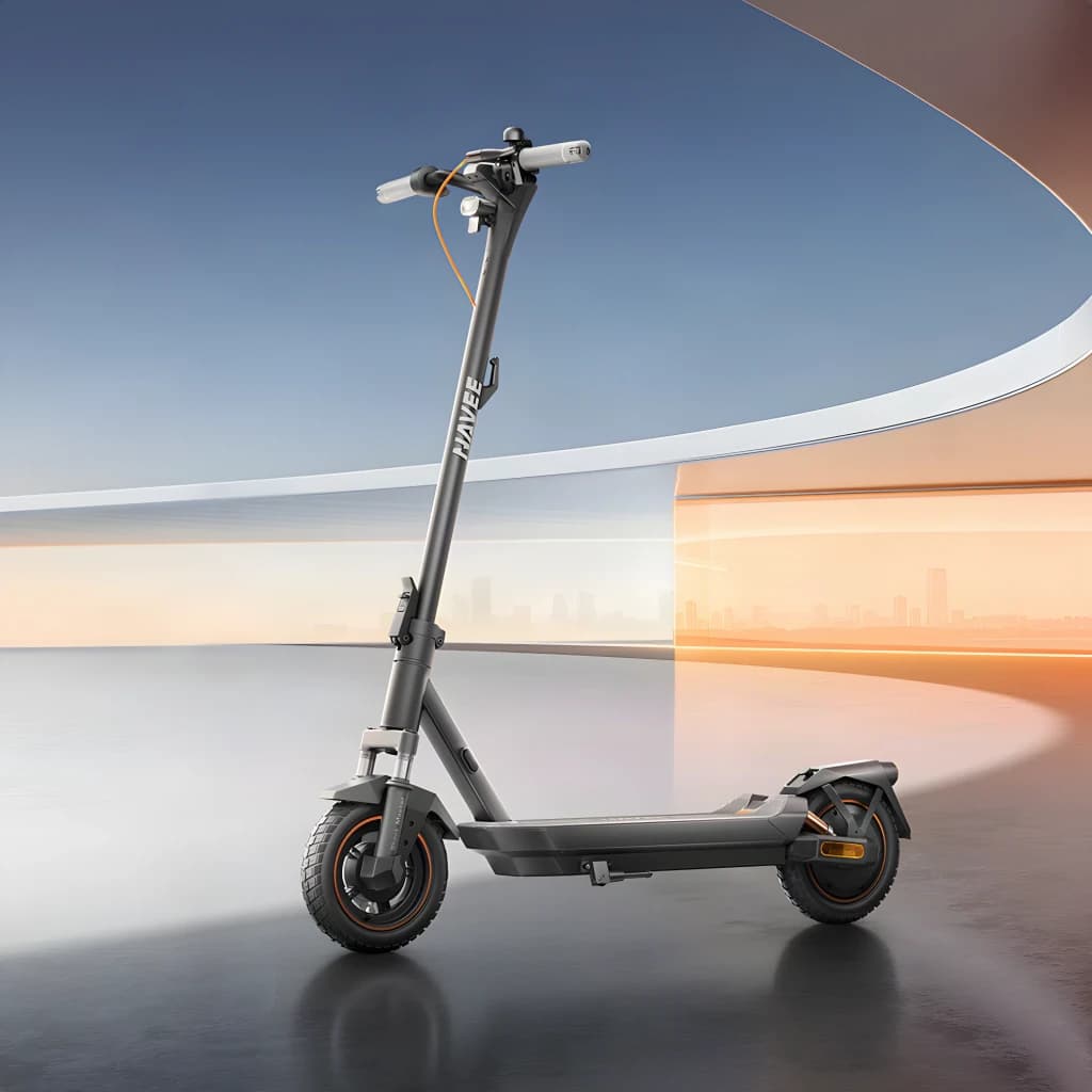 Patinete Eléctrico NAVEE GT3 350W 50km 25km/h 10 pulgadas Negro, en uso: vista lateral en escenario urbano futurista, ruedas