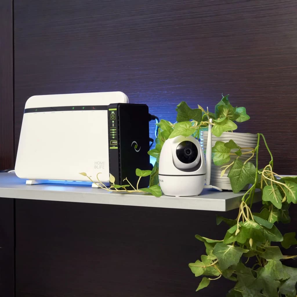Onduleur UPS Tecnoware ERA PLUS DC 8800mAh Offline 18W Noir, en usage: alimentant routeur et caméra IP sur étagère éclairée