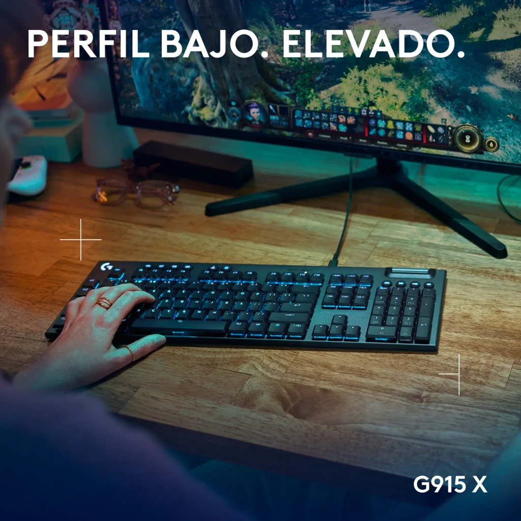 Teclado Gaming Logitech G915 X GL Tactile Negro, en uso: mano sobre el teclado retroiluminado RGB en escritorio de madera