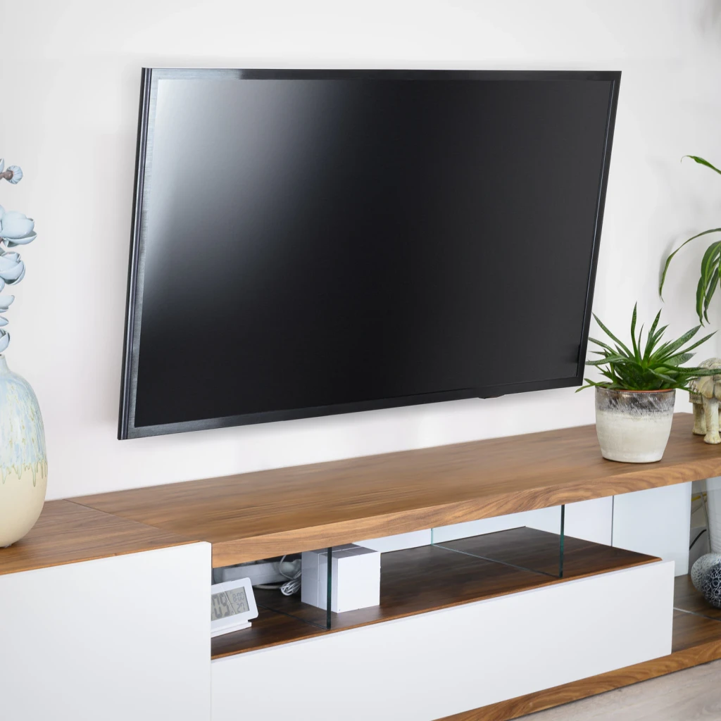 Suporte TV TooQ Preto Parede inclinável 37 polegadas-70 polegadas VESA 600x400mm LP4270T-B, em uso: TV grande fixada