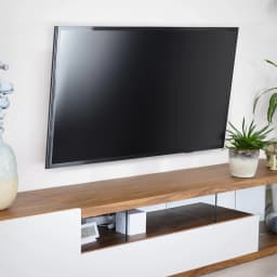 Suporte TV TooQ Preto Parede inclinável 37 polegadas-70 polegadas VESA 600x400mm LP4270T-B, em uso: TV grande fixada