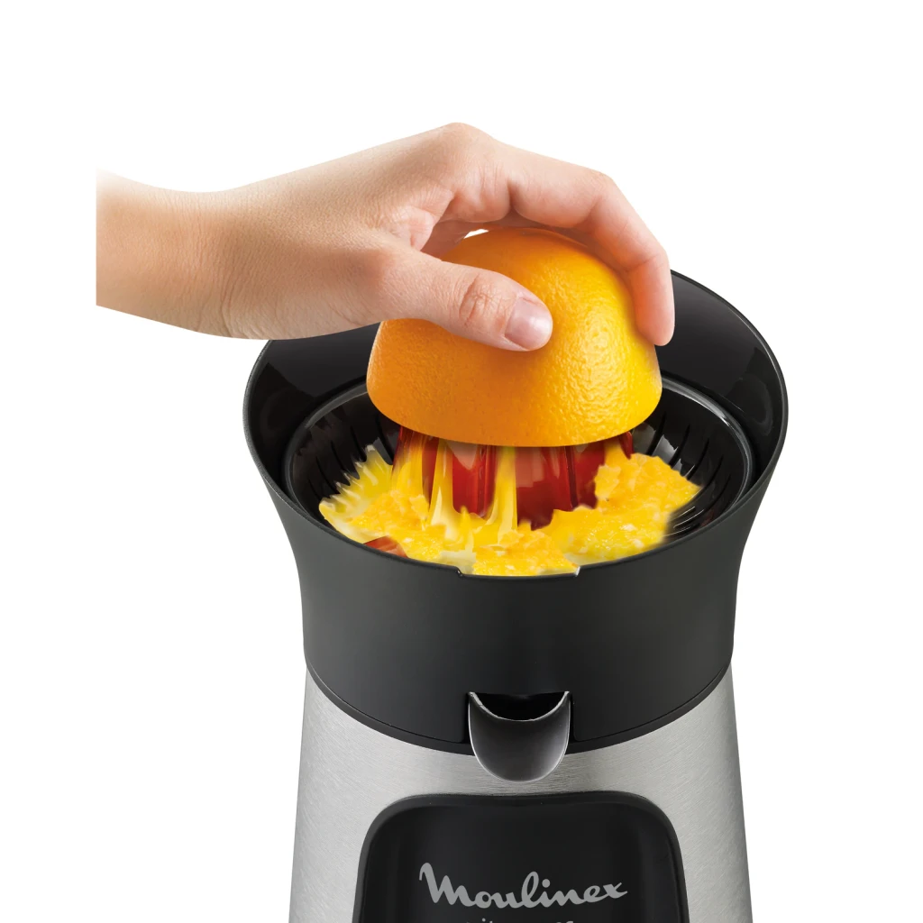 Exprimidor de cítricos Moulinex Vitapress 100W Anti goteo Plata PC603D, en uso: mano presionando naranja sobre cono
