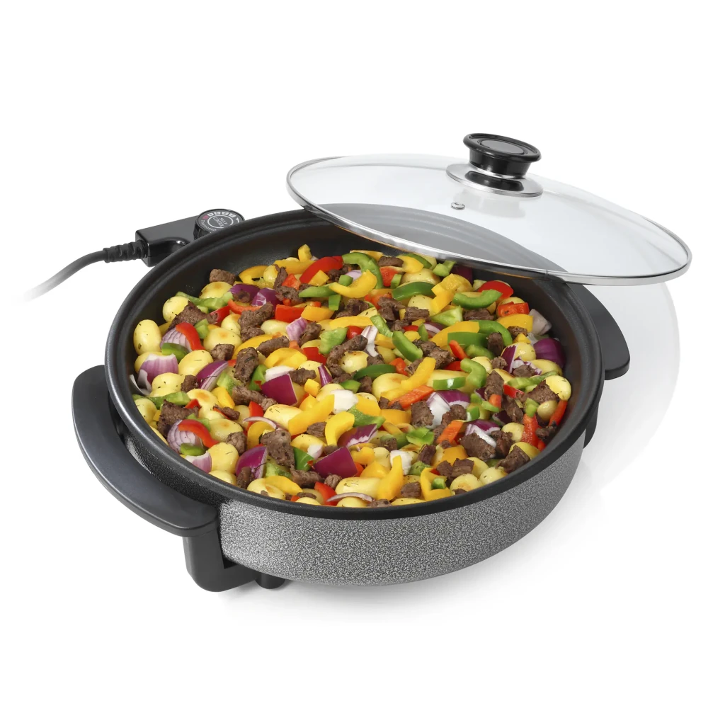 Paellera Eléctrica Tristar 1500W 30cm Negro PZ-2963, en uso: salteado de carne y verduras en interior antiadherente, tapa