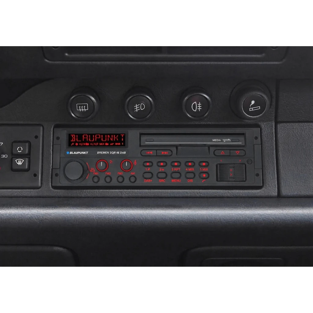 Auto-rádio Blaupunkt Bremen SQR 46 DAB Preto 1 DIN Bluetooth, em uso: instalado no painel com ecrã LED vermelho aceso