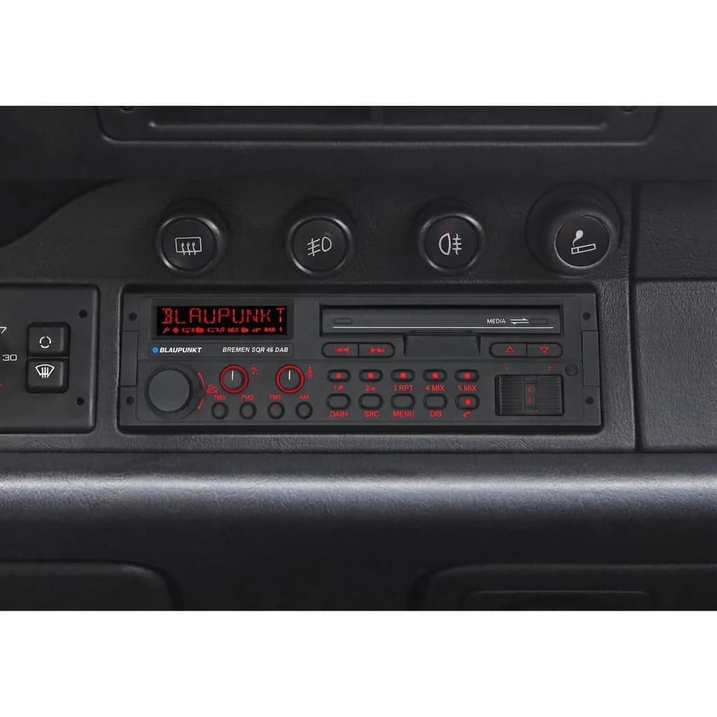 Auto-rádio Blaupunkt Bremen SQR 46 DAB Preto 1 DIN Bluetooth, em uso: instalado no painel com ecrã LED vermelho aceso