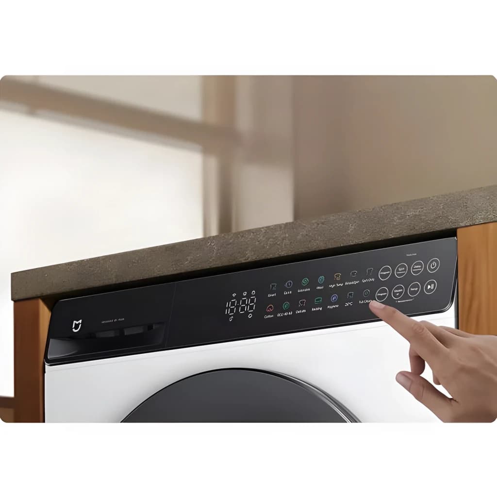 Lavadora Xiaomi 1800W 8kg Blanco QMP4672EU, detalle panel: mano señalando panel táctil negro con programas y display LED