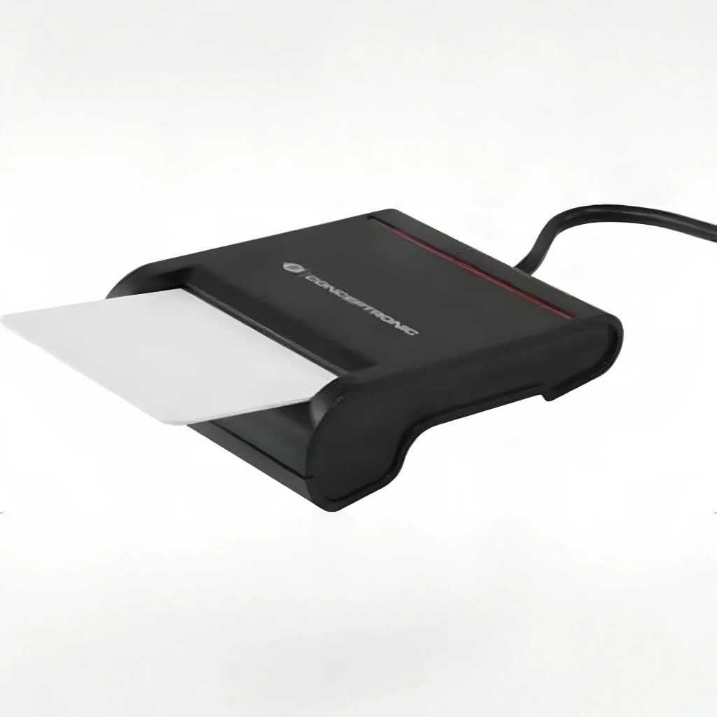 Lecteur de carte à puce Conceptronic SCR01B Noir, en utilisation: carte insérée dans la fente, vue en perspective avec câble