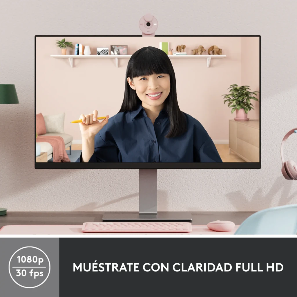 Webcam Logitech Brio 300 Full HD Microphone USB-C Rose, en utilisation: fixée sur moniteur affichant appel vidéo 1080p