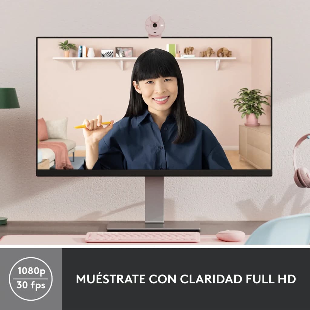 Webcam Logitech Brio 300 Full HD Microphone USB-C Rose, en utilisation: fixée sur moniteur affichant appel vidéo 1080p