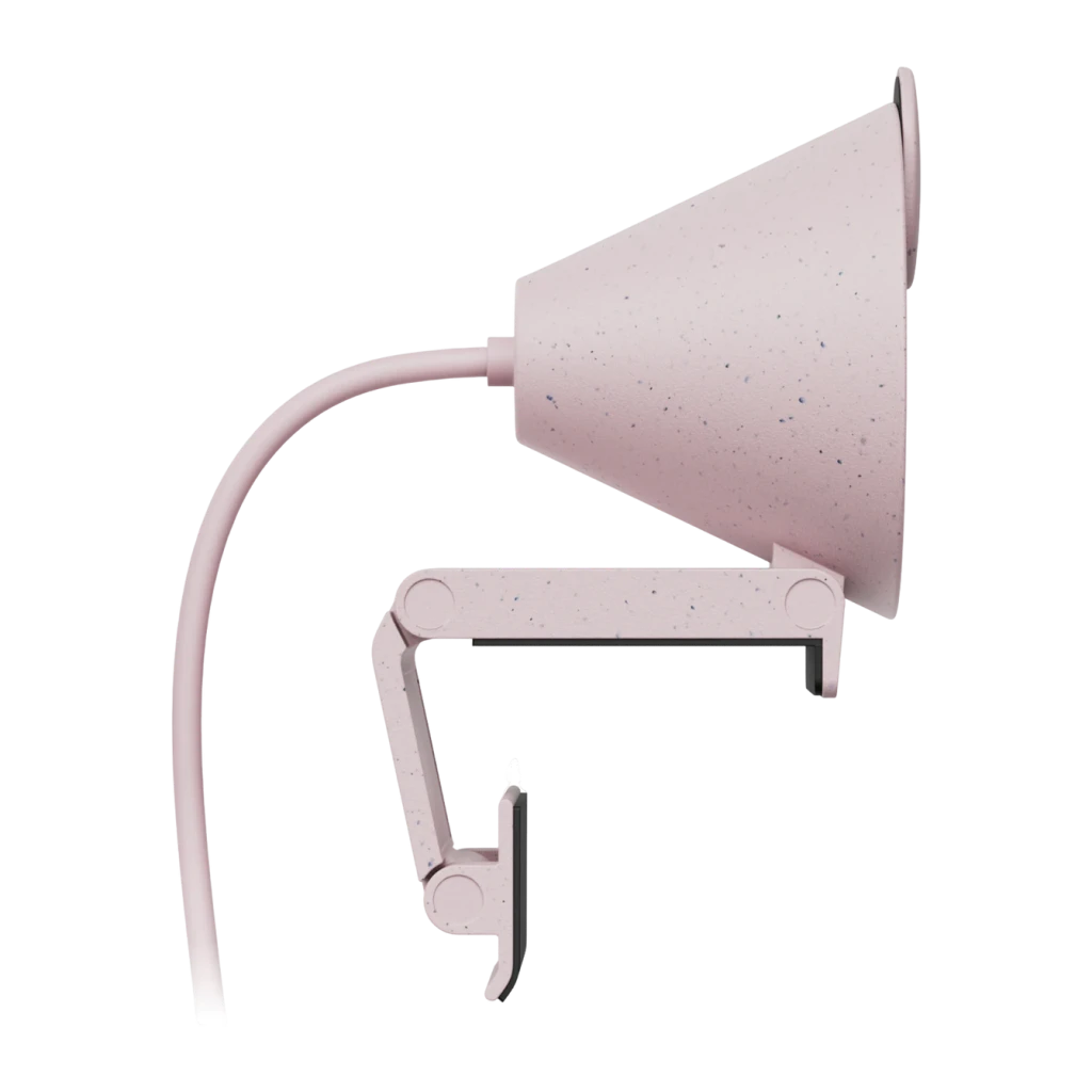 Webcam Logitech Brio 300 Full HD Microphone USB-C Rose, détail: pince de fixation, bras articulé et texture mouchetée en rose