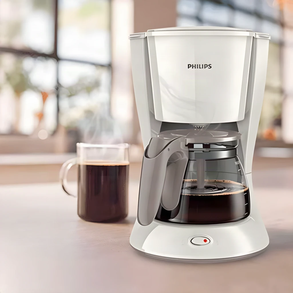 Cafeteira de filtro Philips Daily Collection HD7461/00 1,2L 1000W Branco/Bege, em uso: jarra com café recém-feito e chávena