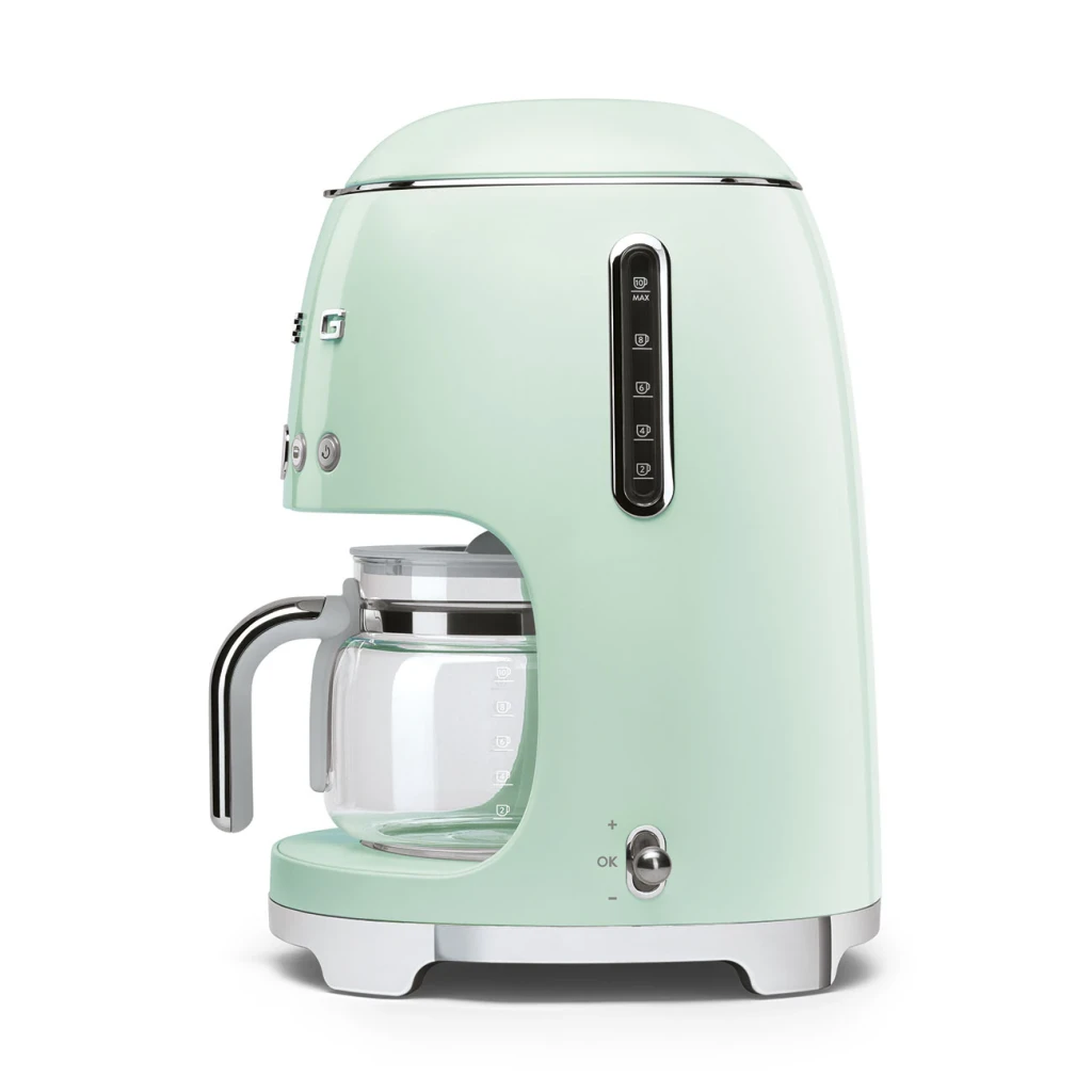Cafetera de Goteo SMEG 1,4L 1050W Verde DCF02PGEU, vista lateral: jarra de vidrio, panel de control y base cromada